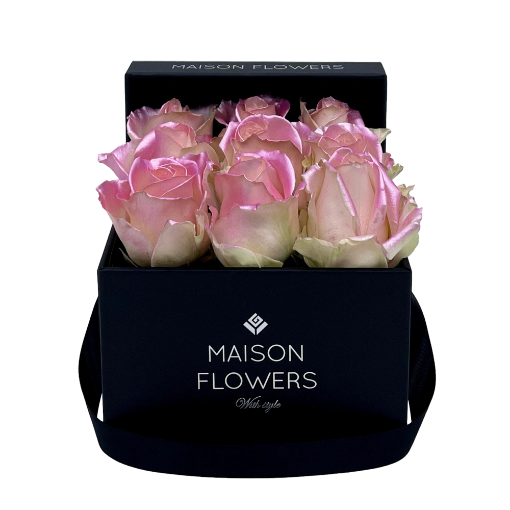 baby pink satin rozen in small square black box bestellen bij maison flowers