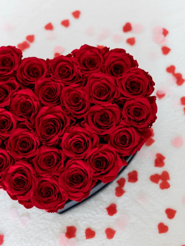Happy Valentine’s Day ❤️ 

Last-minute gifts available today - flowerboxes, bears & more! 

#valentijnsdagcadeau #flowerboxnederland #boxedroses #redroses #valentinesdaygiftideas